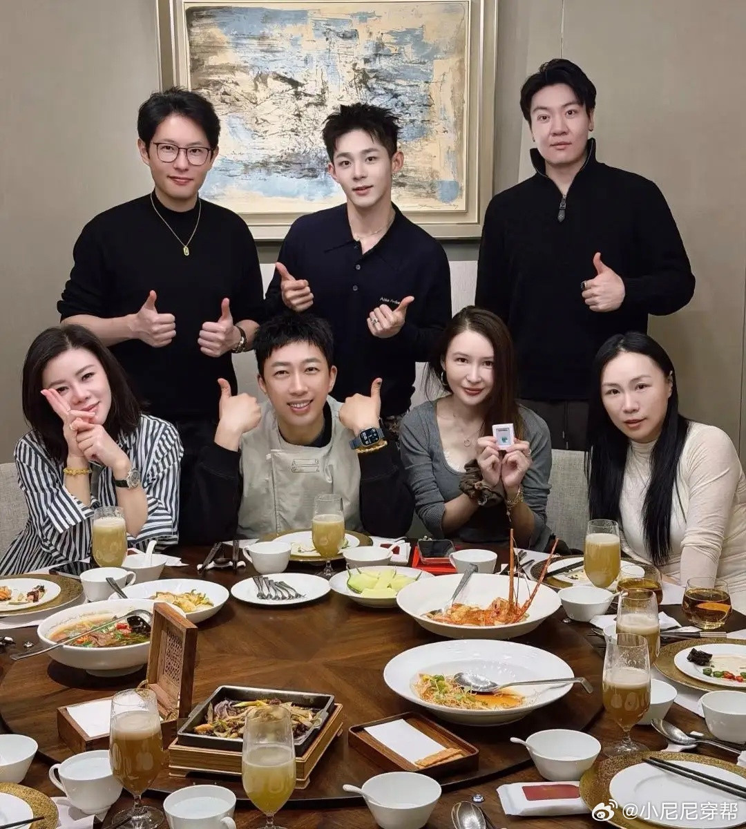 于正和一帮朋友庆祝48岁生日，董璇、古力娜扎等明星也在场。他看起来瘦了，状态挺年