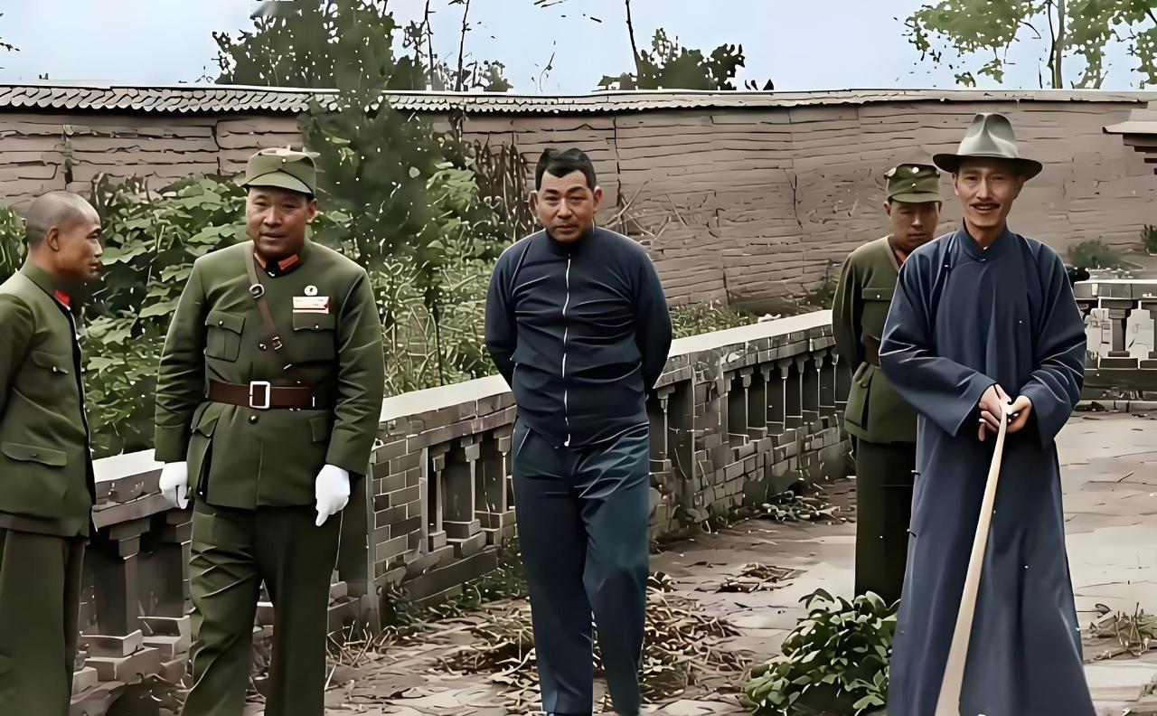 这张是老蒋真实照片，可以看出他很瘦。有档案记载，他23岁在日本陆军实习时，身