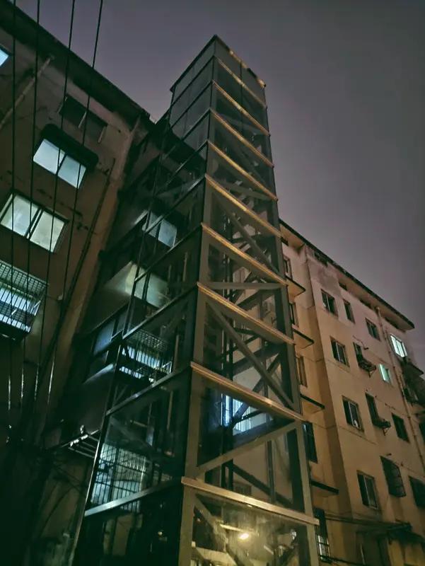 低层住户反对加装电梯这事，确实挺让人头疼。有人说政府拿钱安装就没反对了，这想法有