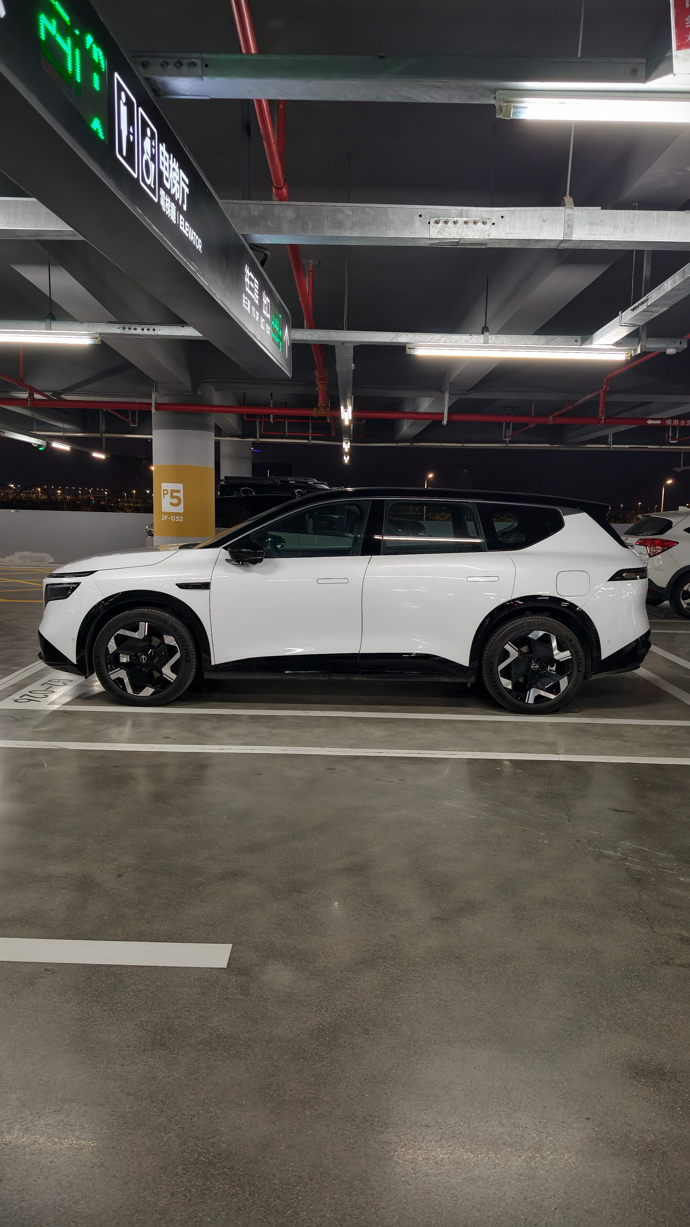 感受一下自然环境下白色的东风日产nx8，整车份量感很足，很时尚，在N67大获成