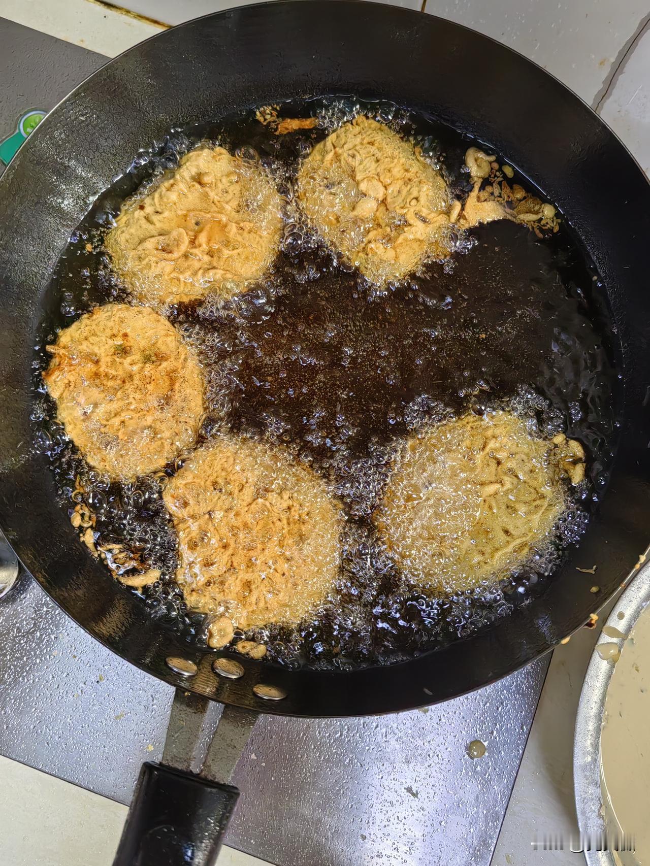 今天腊月二十八，早上忙了一上午。把冰箱里的肉拿出来化了一下，把买来的莲藕洗干净