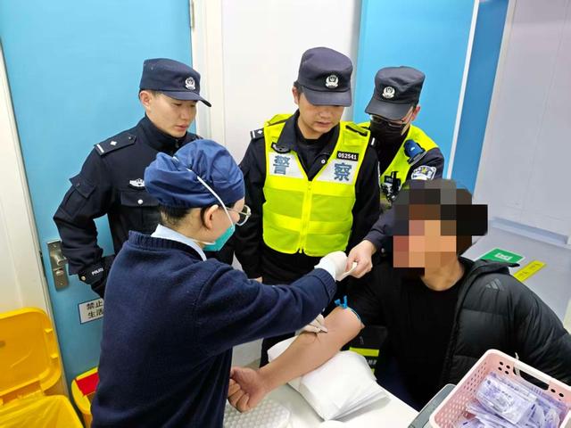 胆太大! 无证+醉驾, 男子撞车后还想溜, 被民警当场查获