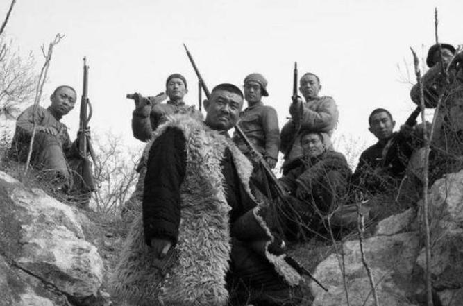 1938年，粟裕率500余人先遣队，宣传抗日，遇土匪拦路要比枪法，粟裕抬手一枪打