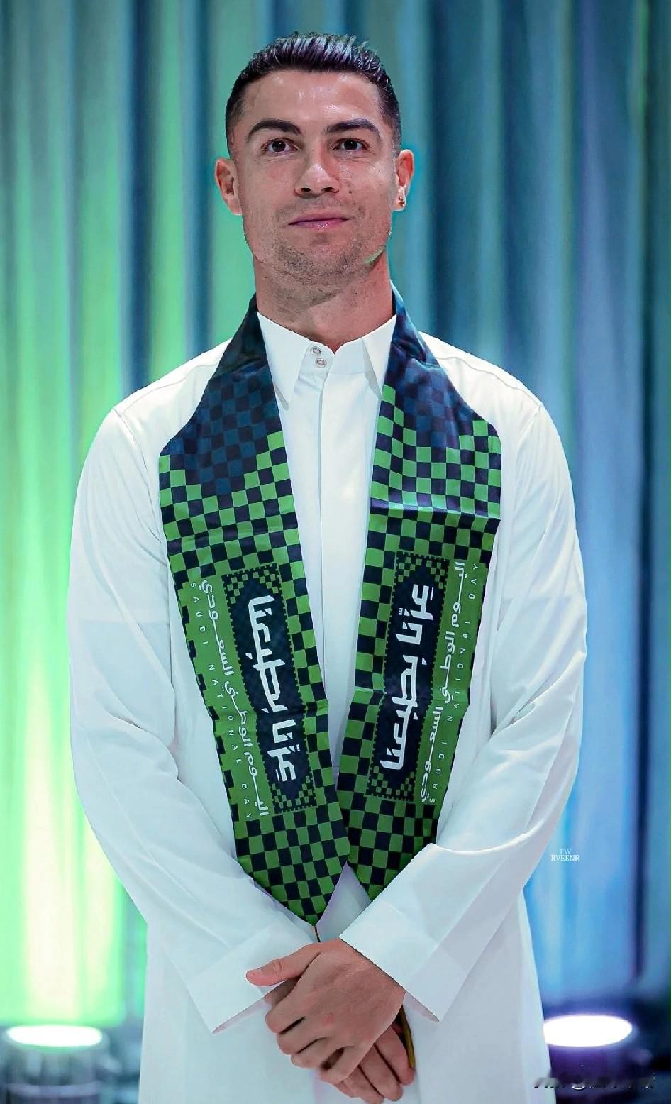 2亿美元不白拿，C罗表示已经视自己为沙特人!近日，作为沙特旅游大使的C罗在参