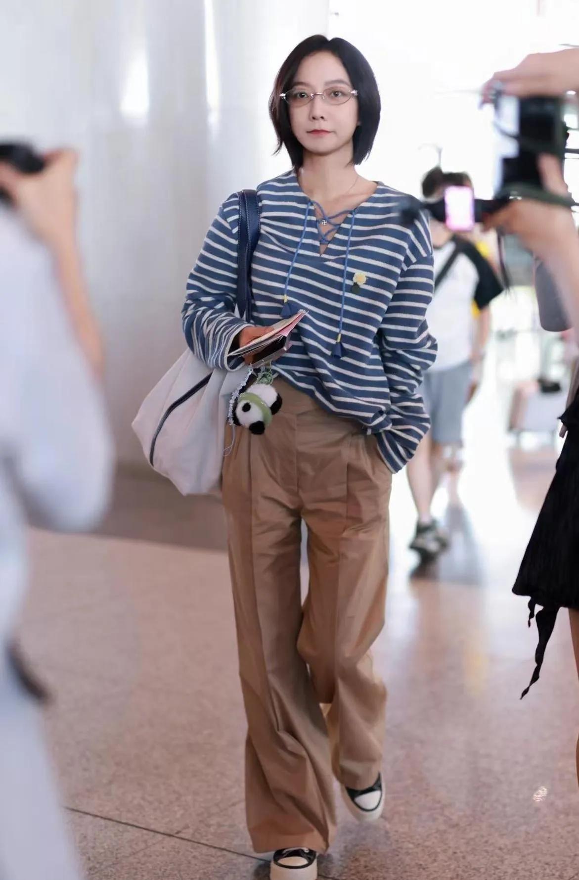 王珞丹这松弛感，是把机场走成了街拍现场✨蓝白条纹T+卡其阔腿裤，随性又清爽