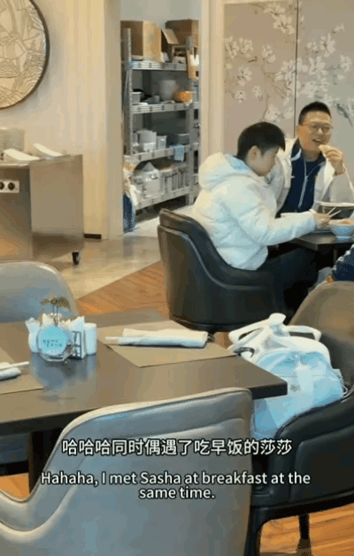 这个用手梳头发的长发美女成功“抢镜”莎莎了！[捂脸哭]这个长发美女不知道是干什么