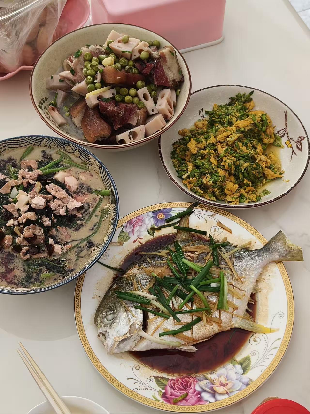 大家发现没有？中国人一整天都在忙吃的，一天三顿饭，每餐都要吃现做的，一整天就是不