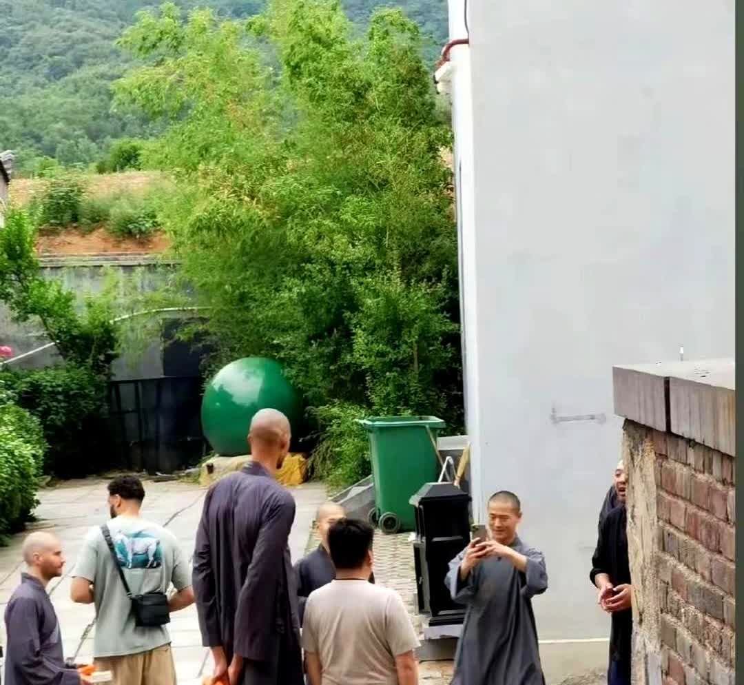 以前，确实也有不少NBA超巨来过少林寺，但大多是吃吃斋饭，祈祈福之类的。