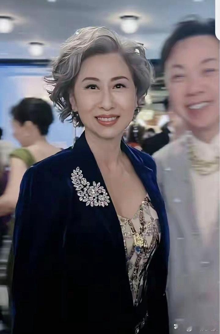 叶倩文绝对是白发长辈里的气质天花板！高挑纤瘦还身姿挺拔，脖颈线条优越，整个人洋气