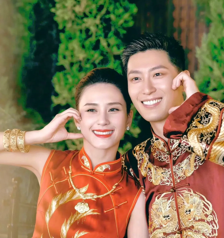 有网友说，何超莲和她妈妈如果防着别人，何超莲又何必要结婚，而她和窦骁结婚了又不生