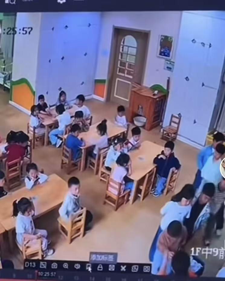 热熔胶烫孩子原视频曝光！第一个被烫的并不是小女孩，而是一个小男孩，他比小女孩还要