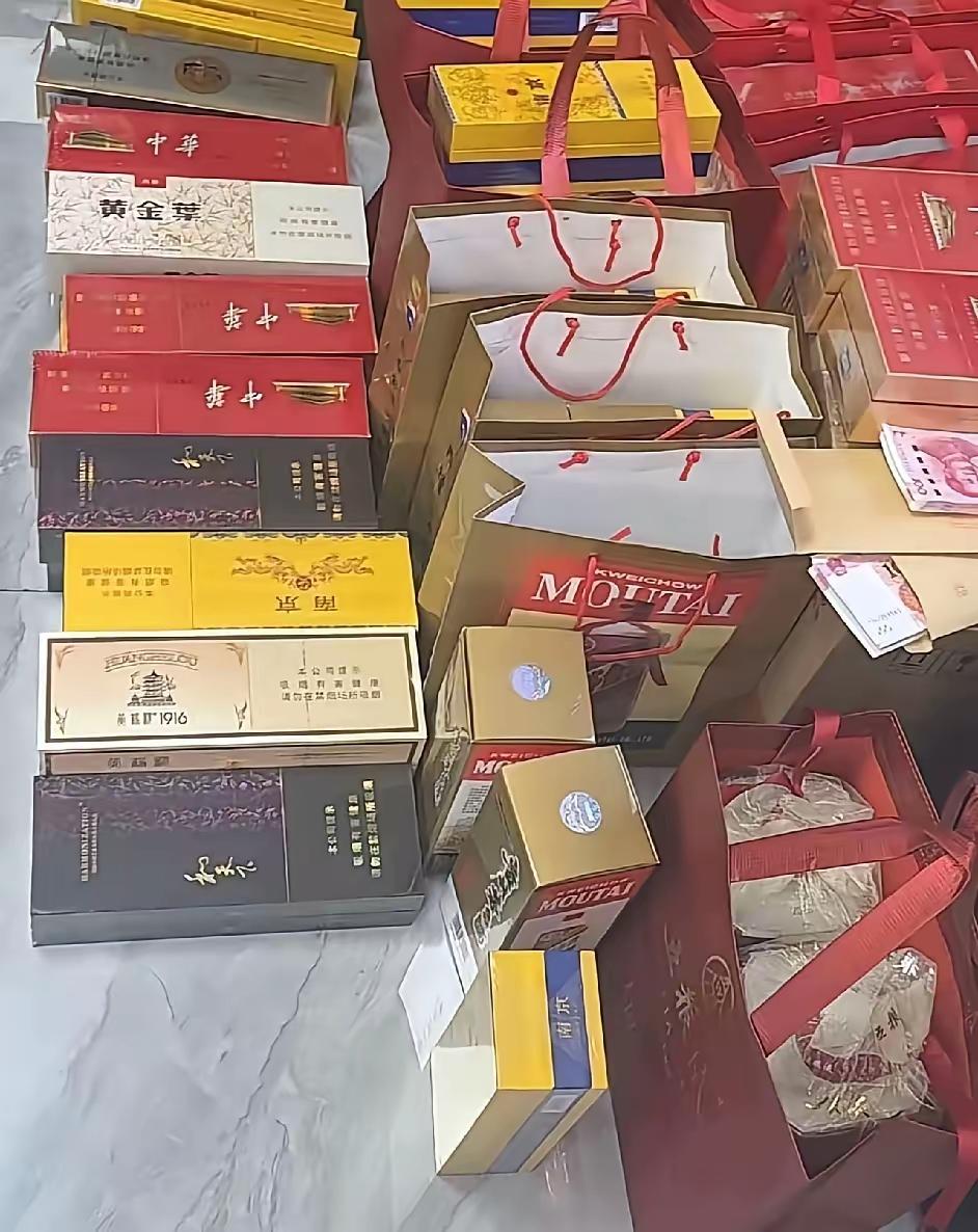 远方的一个亲戚家，每年过年家里像开烟酒店一样，都是亲戚朋友送的，我就纳闷了，他们