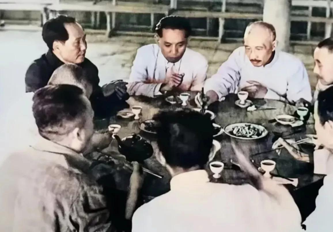 毛主席的穿着一向朴素，吃食也跟老百姓一样，虽不丰盛，但管饱，这样的主席爷爷和蔼可