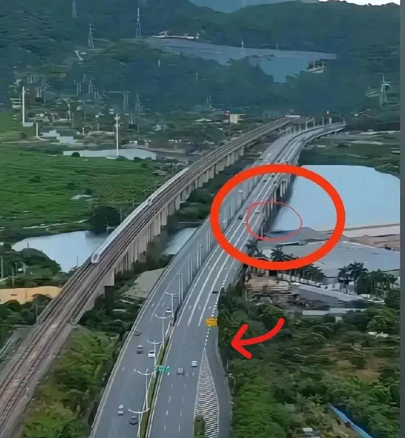 广东江门古劳镇一在建大桥施工点为何成了致命陷阱？一家五口驾车误入无防护通道坠江遇