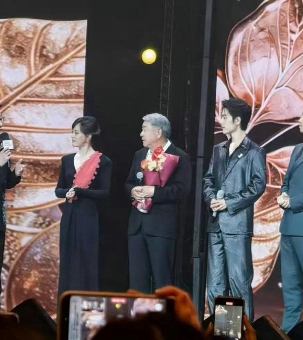 今天孙俪和肖战一起在上海出席颁奖典礼，两位站在一起很有姐弟范儿。孙俪这次搭配