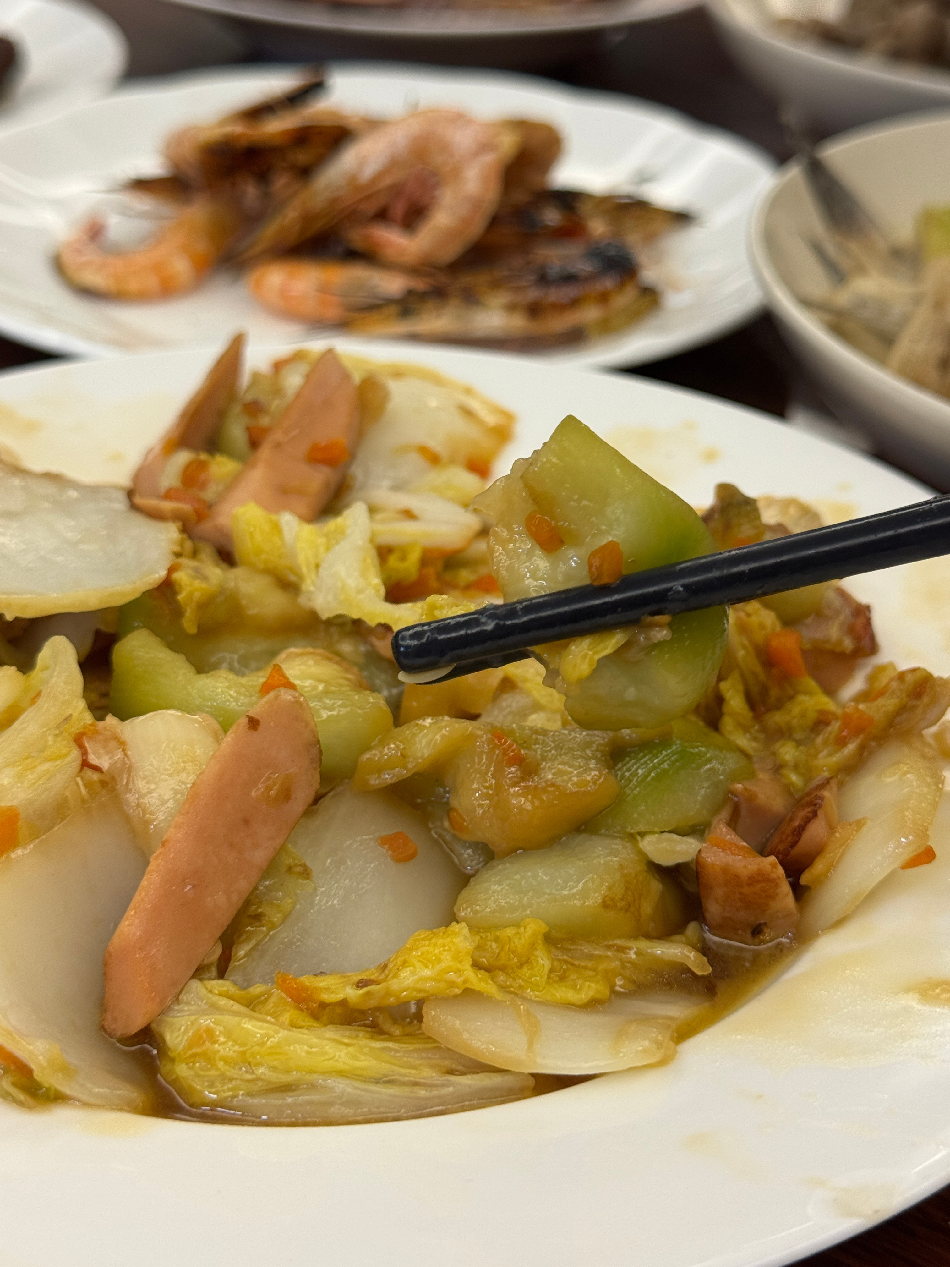 今天晚餐吃什么自己下厨一点酒菜酱油焖海电鱼，酱炒钉螺，白灼皮皮虾，醋溜香肠娃娃
