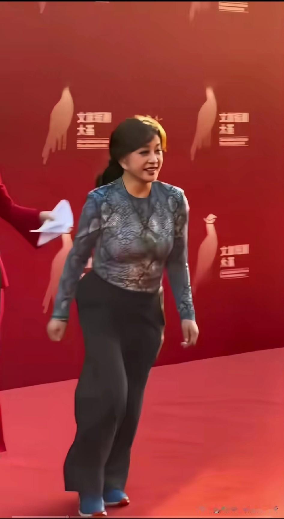 不服老的老女人[祈祷]