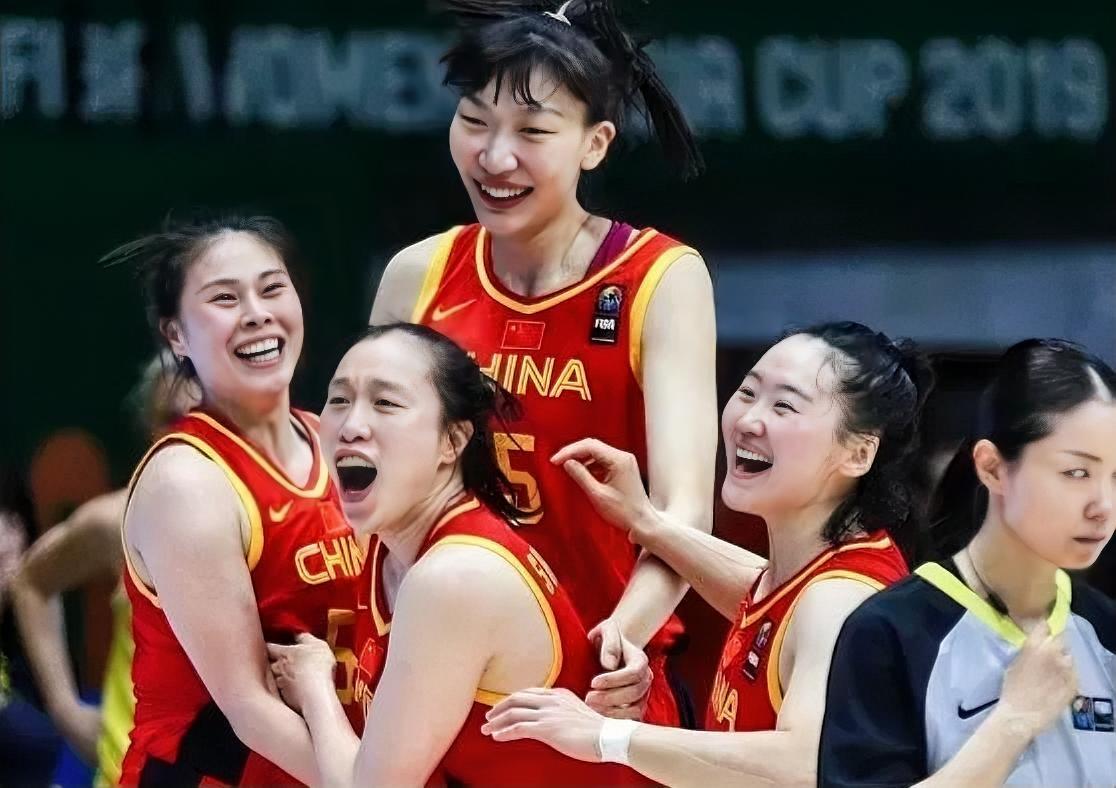 中国女篮现役12名球员家庭背景和籍贯一览1、李月汝，山西长治人，父母都是钢铁