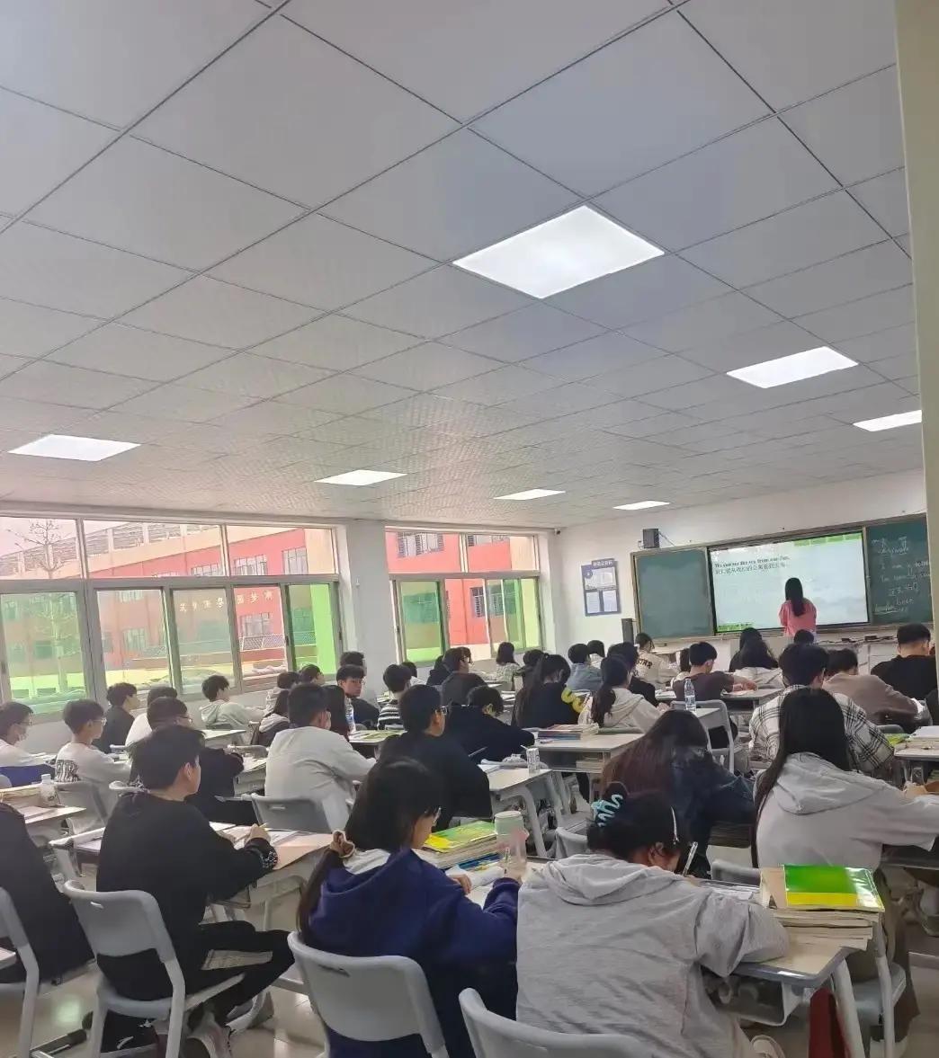 初中生朋友圈暗骂语文老师“教兽”，忘了屏蔽，第二天上课老师直接开麦。男同学发图