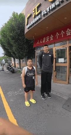 看来新疆飞虎男篮的中锋李炎哲不会走了！前段时间，广东男篮的