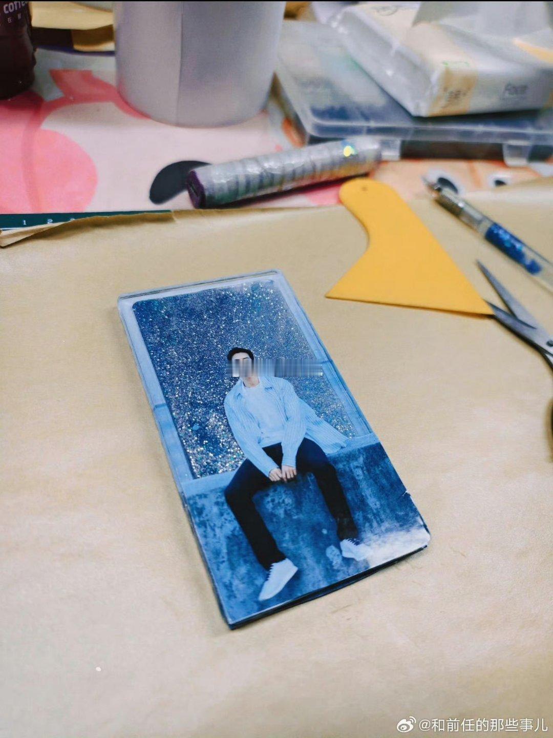 被李现流沙牌惊艳了一次又一次白西装配粉色流沙这组合，怎么会有人驾驭得这么恰到