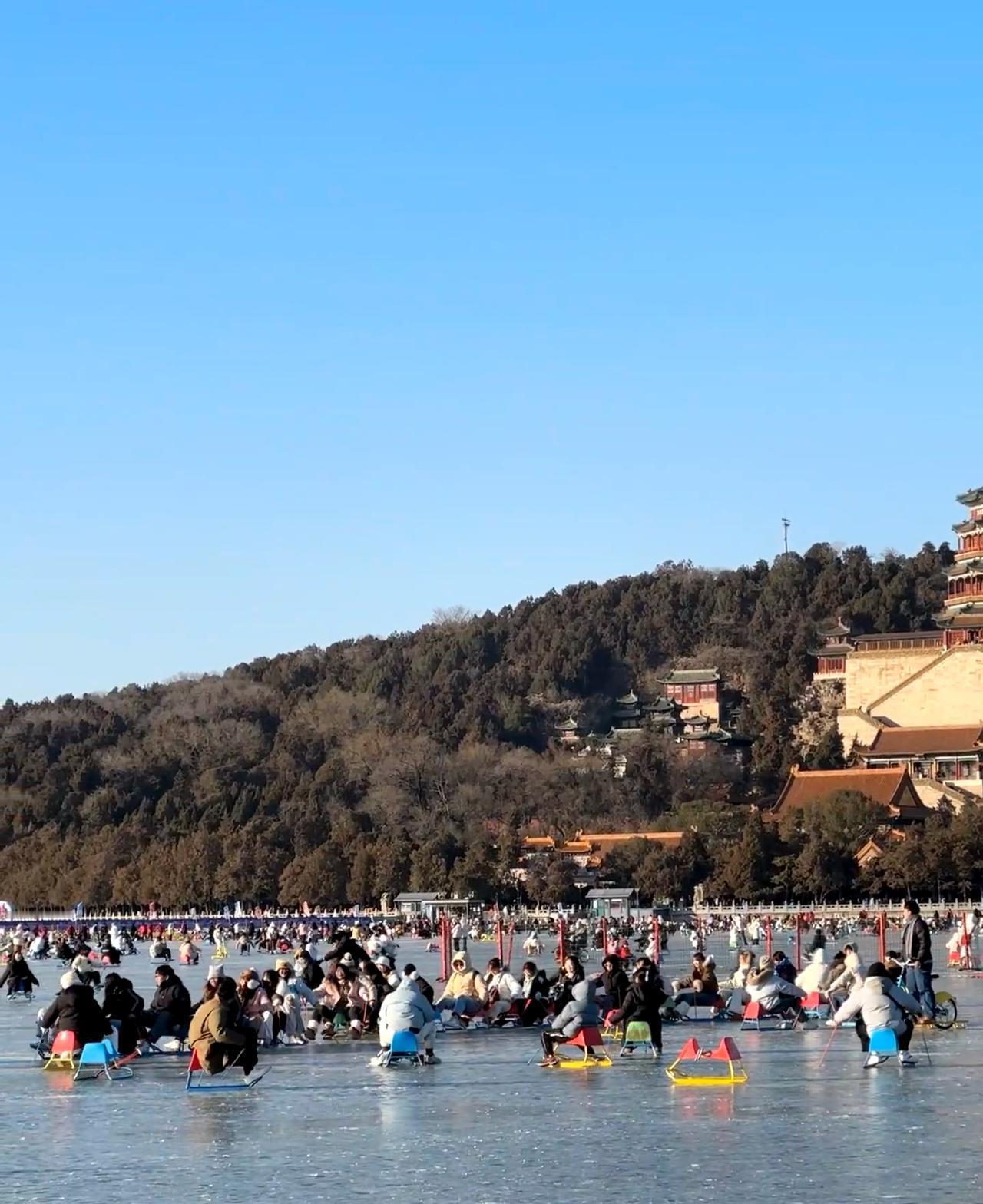 北京颐和园冰场开了，有一亿人。这个冰看起来好嫩，哈哈哈，能明白我的意思吗，去