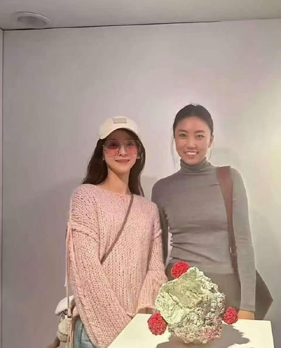 刘强东的老婆就是不一般啊，虽然看上去年轻，但气质真的和出众啊！