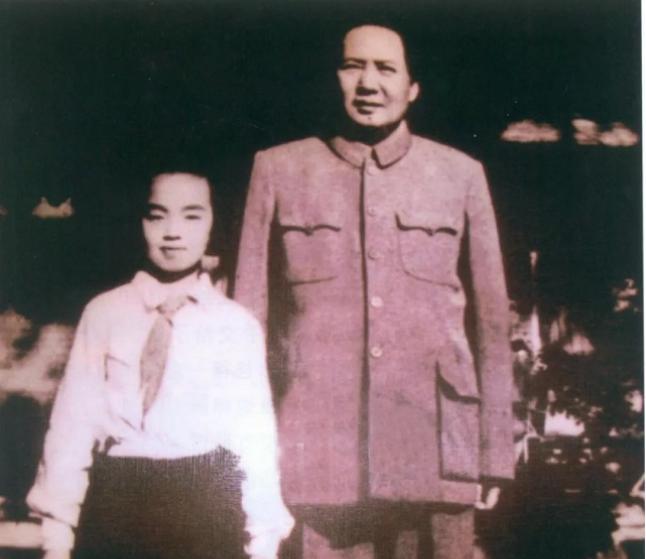 1952年的儿童节，左权将军12岁的遗孤，随北京八一小学学生代表给毛主席献花。毛