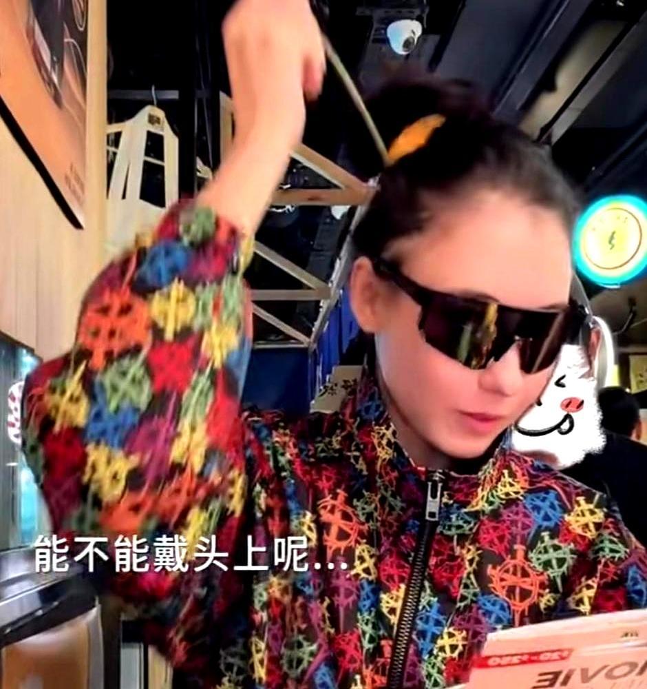 17万一张演唱会门票，谢霆锋给不了张柏芝的，18岁儿子用一朵玫瑰就给了。你