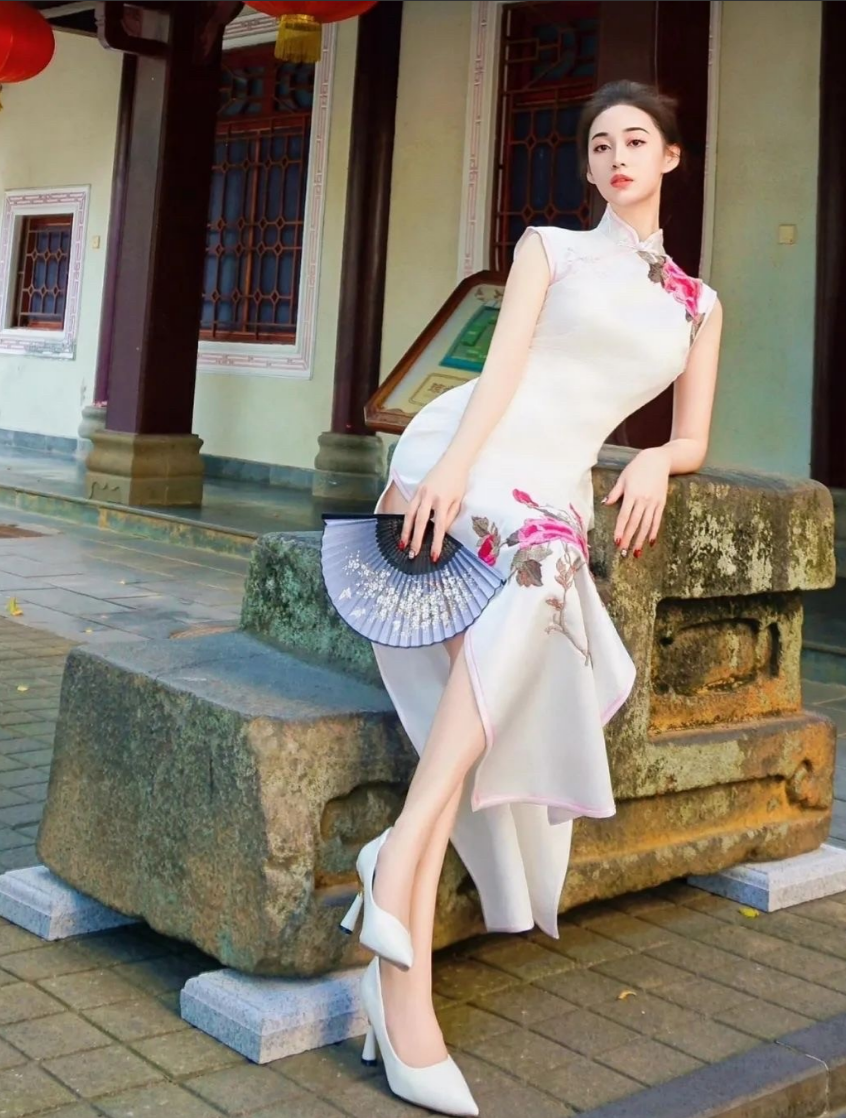 女朋友穿成这样去接你，你敢不敢牵她走在街上？