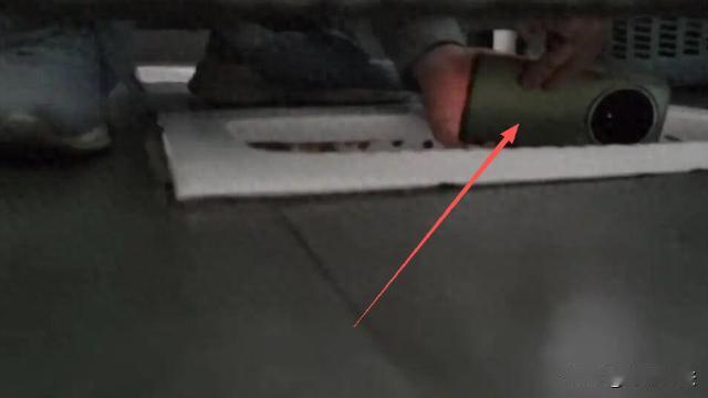 上海,周女士上班时去厕所方便,过了3分钟后,她感觉隔壁不太对劲,便拿手机从隔板下