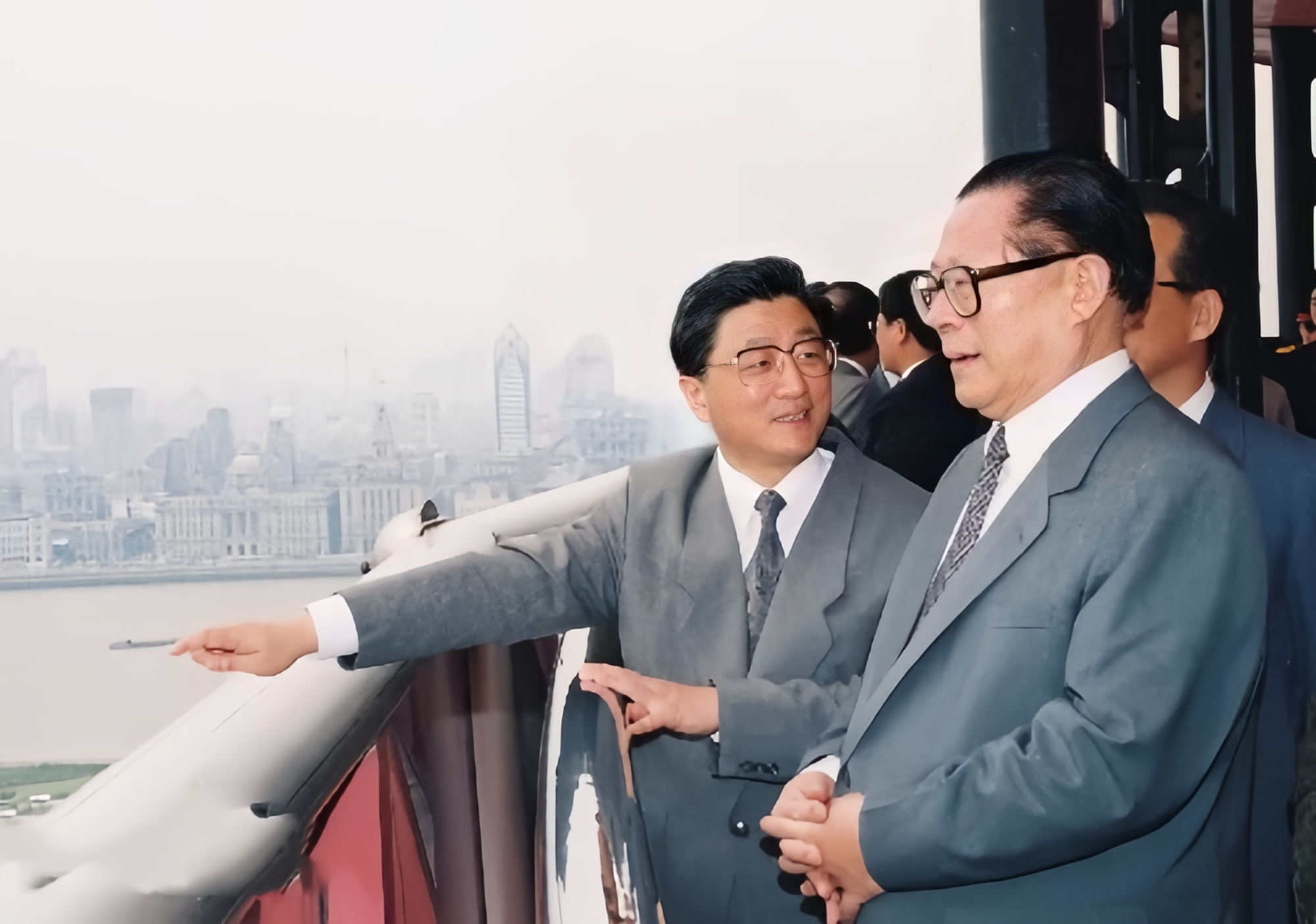 这是一张珍贵的照片，1995年江同志视察上海，上海市委书记黄菊同志陪同。江同志是