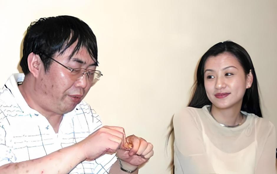 王静肚子越来越大，逼聂卫平跟孔祥明离了婚。7年后，聂卫平嫌弃儿子太笨了，6岁还用