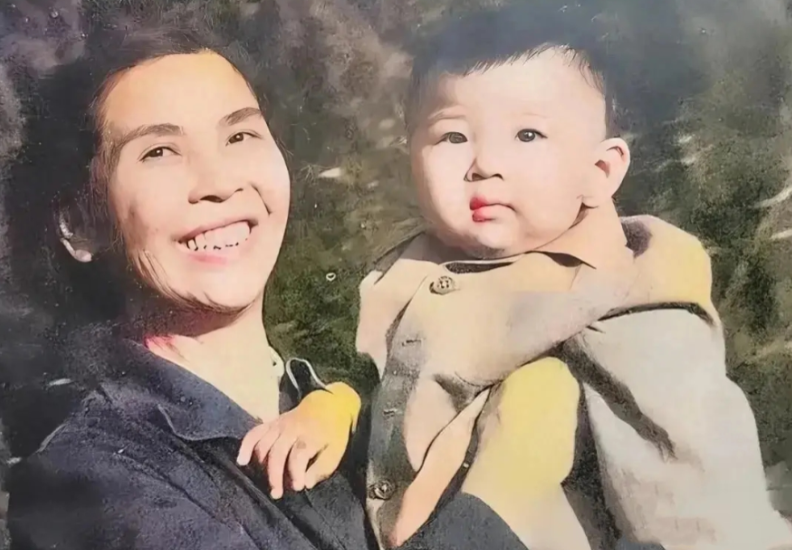 60年代，贺子珍与外孙的一张温馨合影，笑得真开心！在上个世纪60年代，有