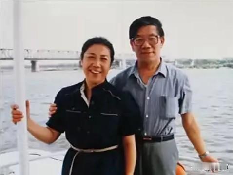 这就是巴图的奶奶，英达的母亲吴世良，出生于一个高级知识分子家庭，毕业于清华大学是