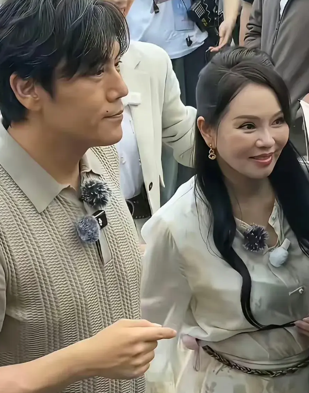 感觉伊能静和秦昊原本相差10岁的年龄差，现在看着越来越不明显了。还记得早