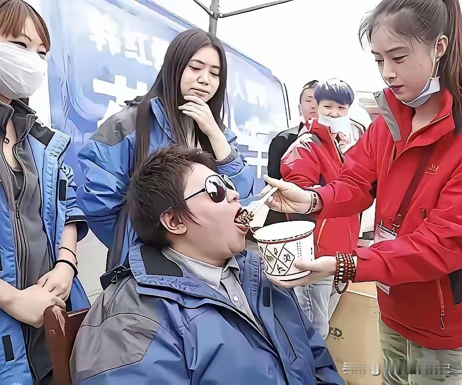 身残志坚的好同志啊，都这样了，还坚持做公益事业，点赞[赞][赞][赞]