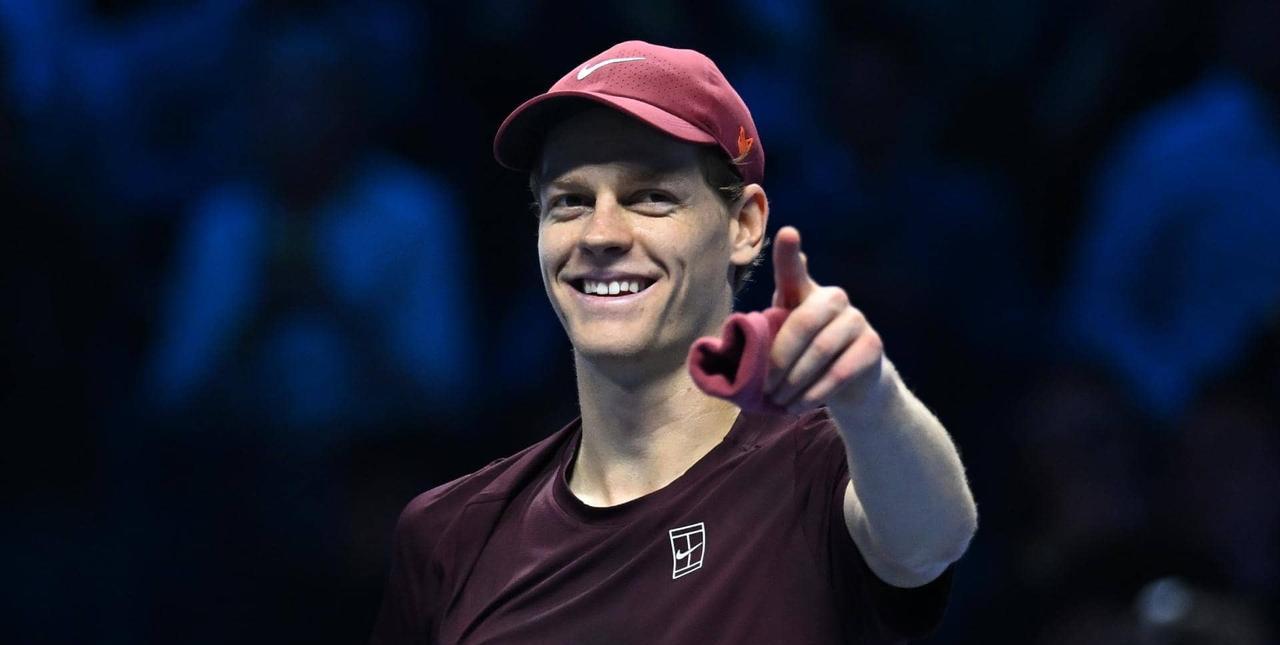 辛纳果真也赢了！今年的年终总决赛首秀面对阿利亚西姆，卫冕冠军辛纳以2-0轻松横