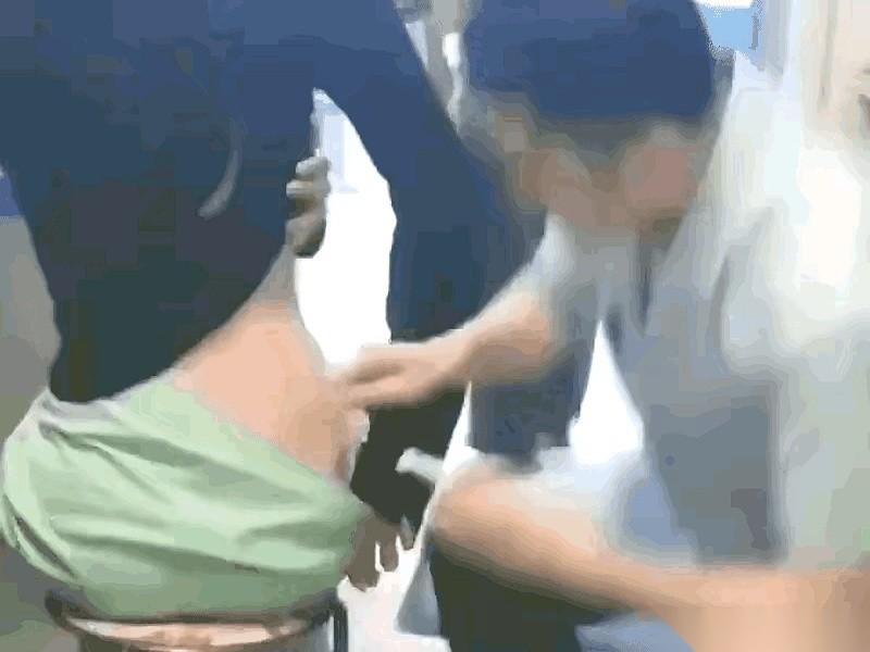 一个破感冒，去小诊所吊水，结果眼睁睁看着医生给一个姑娘打针，打了快六分钟。真的