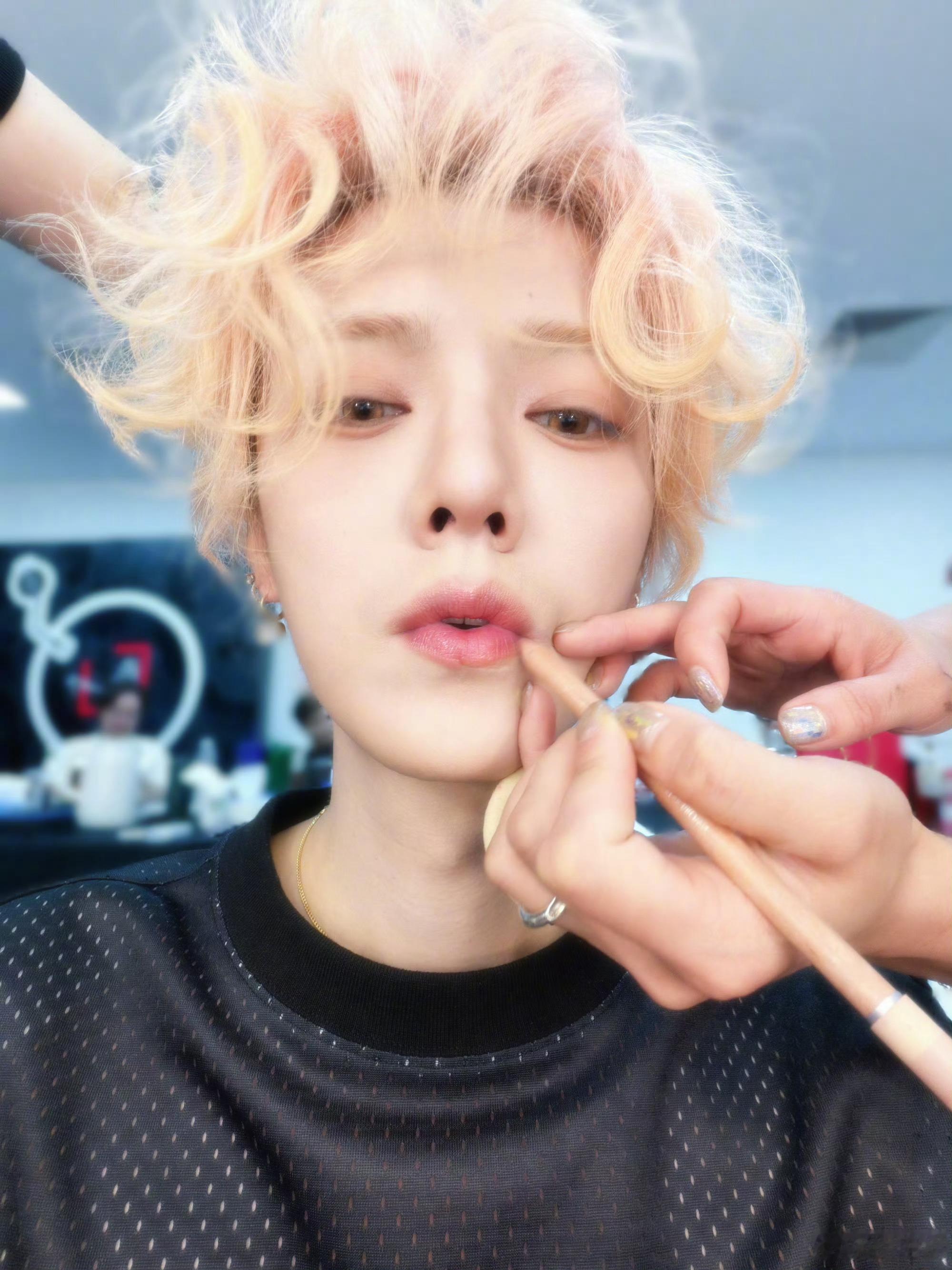 鹿晗鹿晗Season4巡演收官鹿晗休息休息你的小鹿出现并更新了几张自