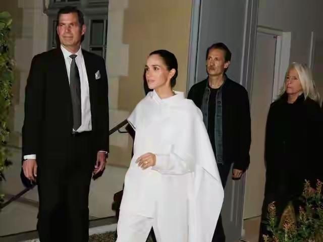 路人视角：梅根的面前，确实没有观众这是她一人的独角戏，也是她一个人的秀，自带观