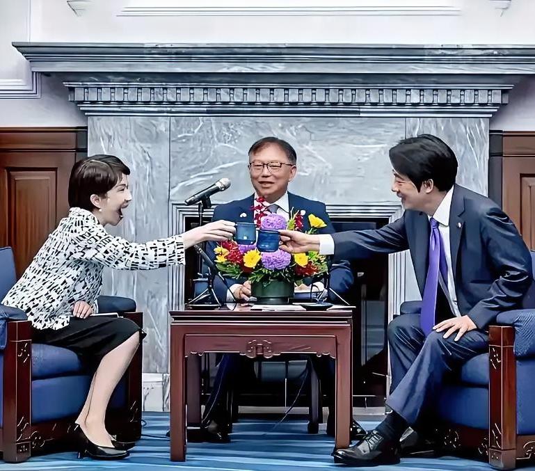 你会选择哪个？照片中那三人的丑陋嘴脸实在是令人恶心，尤其左右两边举着杯子相碰