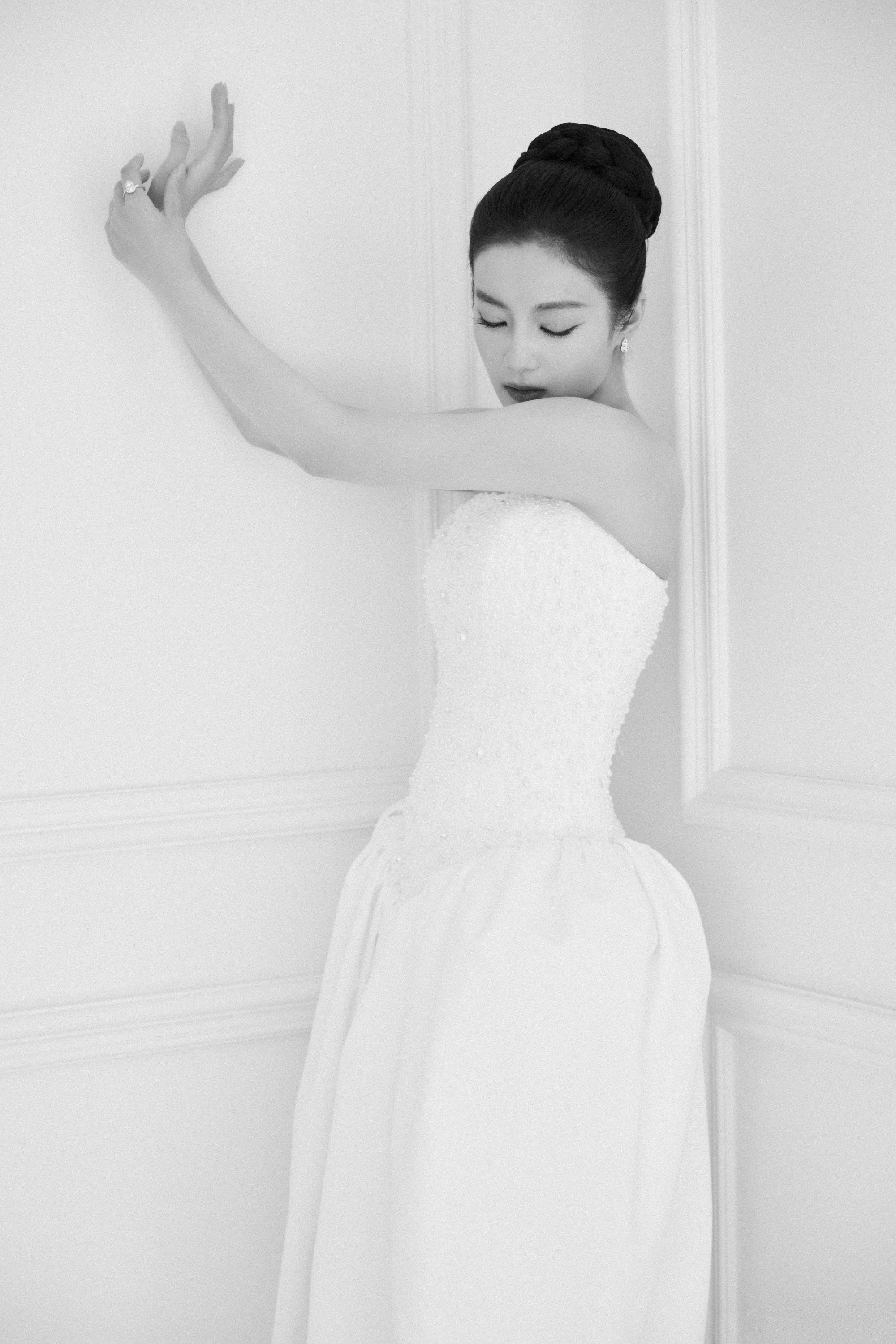 张雅钦国剧盛典，优雅抹胸白裙穿搭。张雅钦