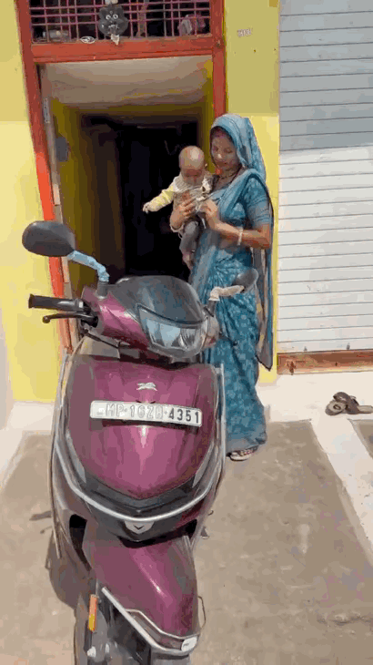 我想到了背着，抱着，顶着。但是躺着我是真的没有想到的。