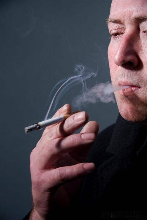 我并不反感抽烟的人，我反感的是每月领着几千元退休金，自己却舍不得掏钱买烟，经常蹭