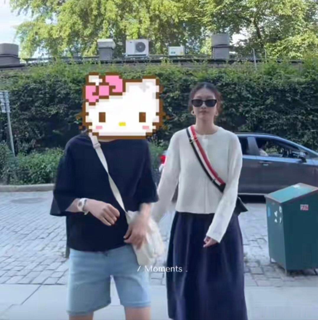 马伊琍母女仨国外度假，姐姐夸赞妹妹很会拍照，小女儿身高直追170爱马，姐俩性格差