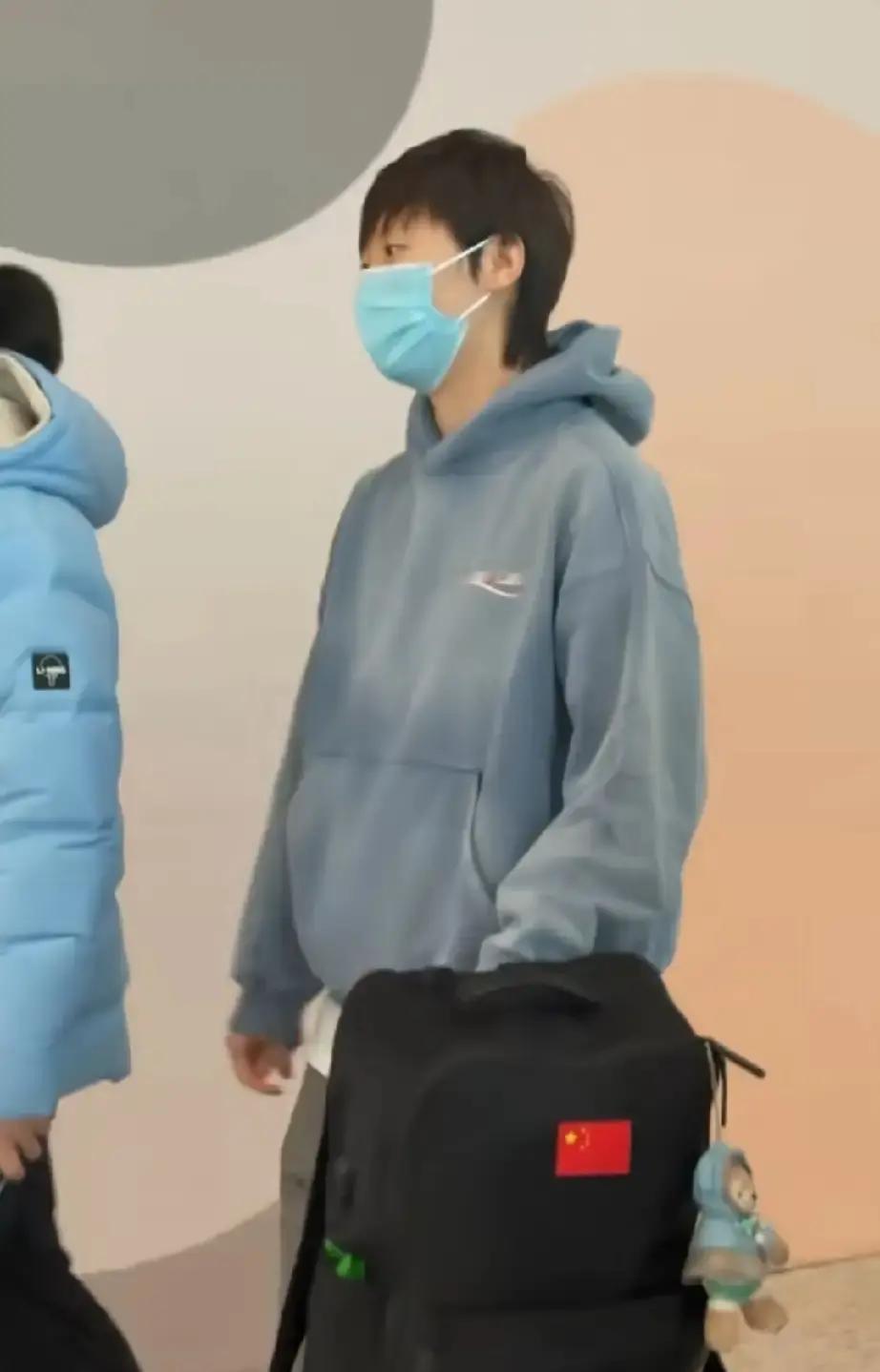 王曼昱和徐奕在机场那对话，挺有意思。王曼昱笑嘻嘻说“我自己选好了”，徐奕怼她“每