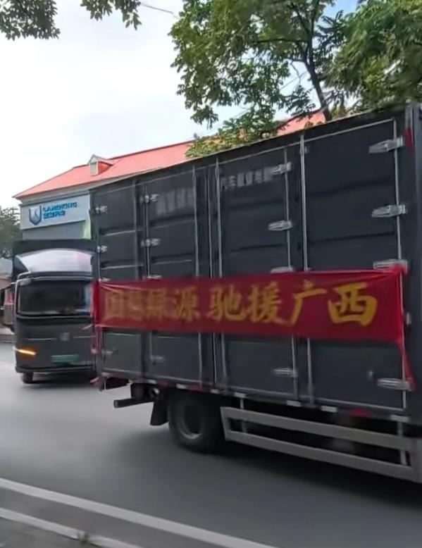 “我们捐钱买的物资，咋就成了你们的？”308个网友，16万块钱，大米、粮油，一车