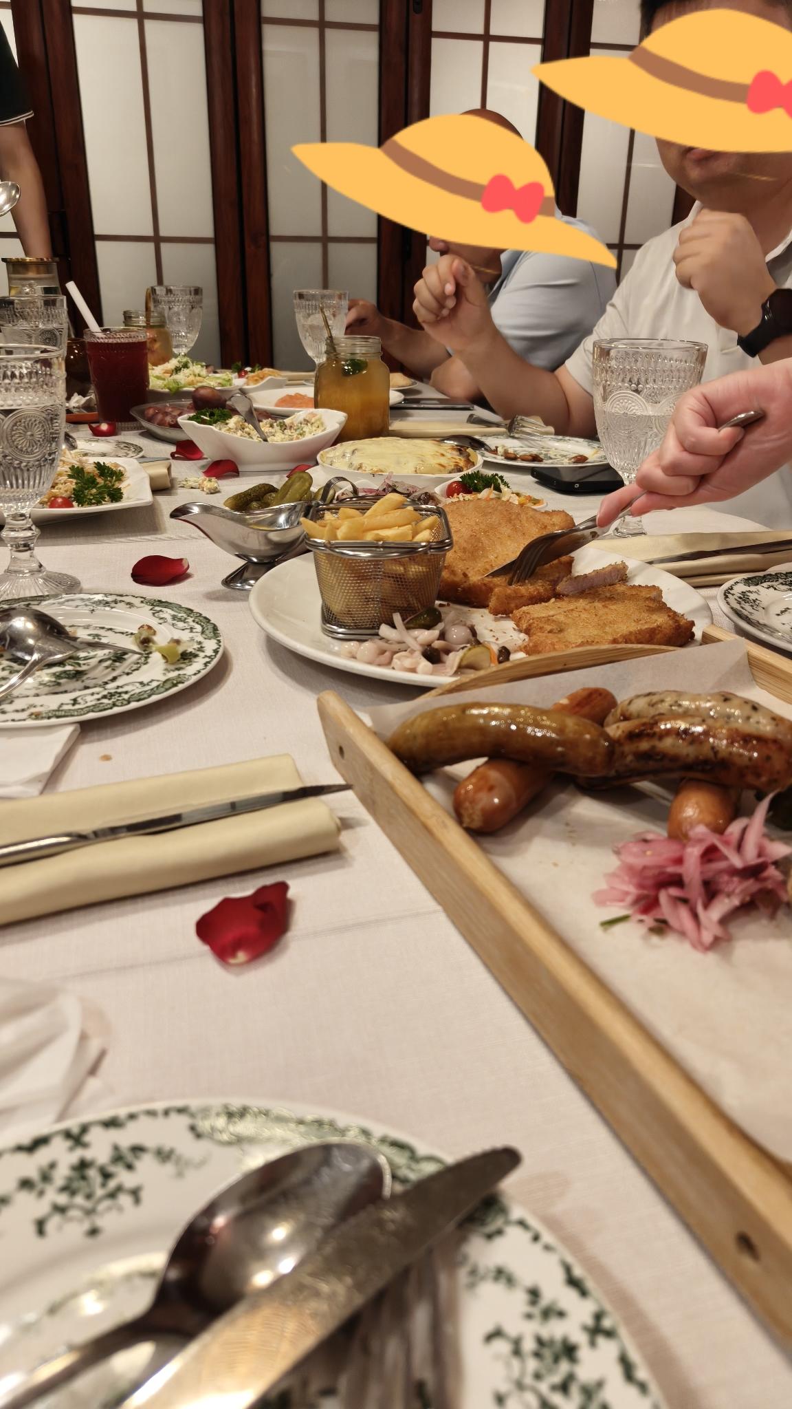 外甥女在北京工作，儿子跟她通电话后，提议晚上一起吃顿饭。到了晚上，外甥女提出由她
