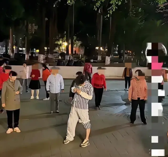 在小区楼下，一群大妈正跳着广场舞，喧闹的音乐声引得一位男青年不堪其扰。为了让大妈